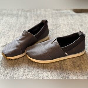 Tom’s grey shoes size 5.5